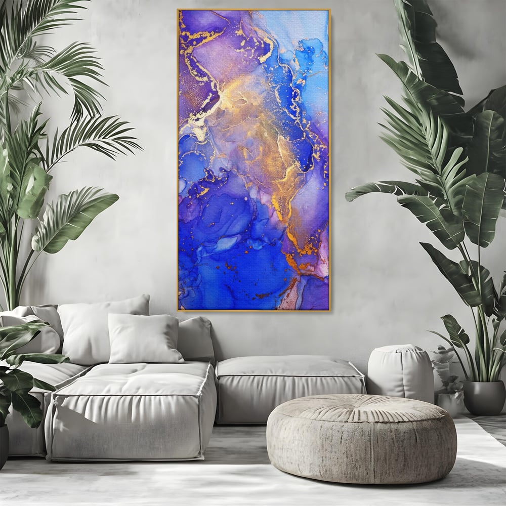 Tablou canvas cu pictura abstracta cu efect de marmura, in rama de aluminiu auriu, pe perete intr-un living
